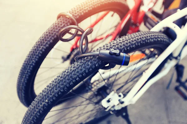 birlikte kilitli Bisiklet