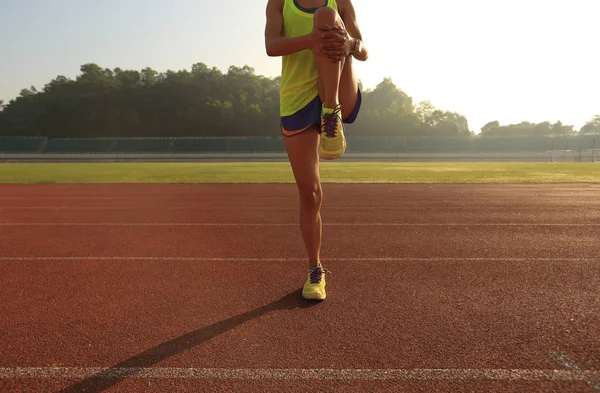 Genç kadın bacaklarını açıyor. 
