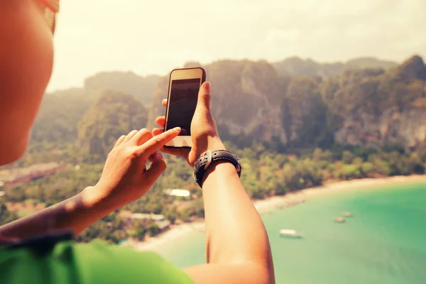 Manos sosteniendo smartphone — Foto de Stock