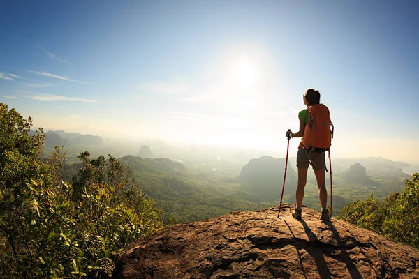 Kadın backpacker dağ tepe üzerinde duran — Stok fotoğraf
