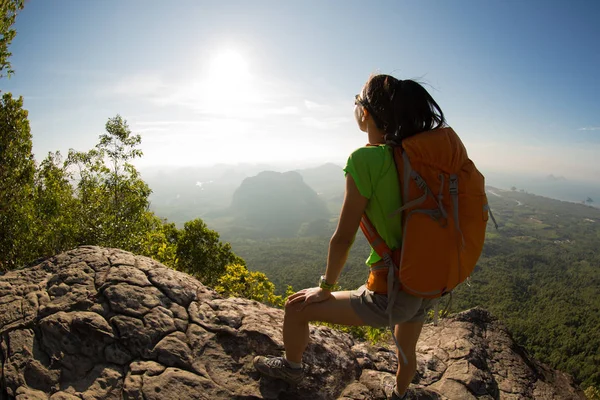 Female backpacker standing on mountain peak — Stock Photo, Image