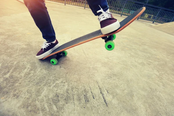 Скейтбордистські ноги, що практикують на відкритому повітрі — стокове фото