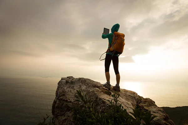 Hiker taking photo with digital tablet — Stock Photo, Image