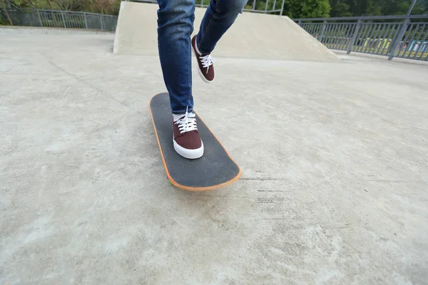 Jambes skateboarder pratiquant à l'extérieur — Photo