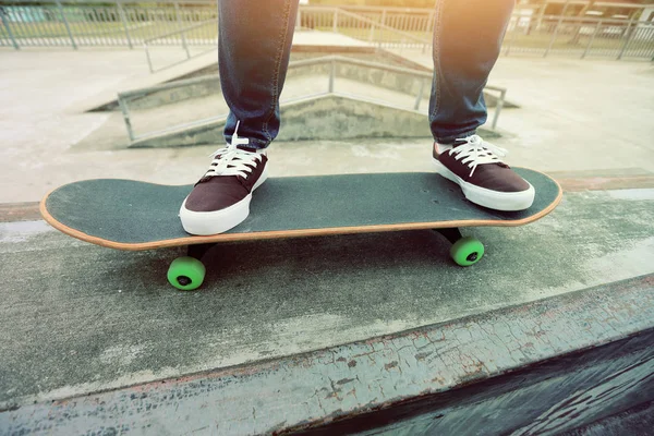 Ноги скейтбордиста практикуются на открытом воздухе — стоковое фото