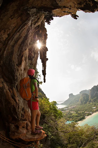 Mujer disfrutar de vista desde la montaña — Foto de Stock