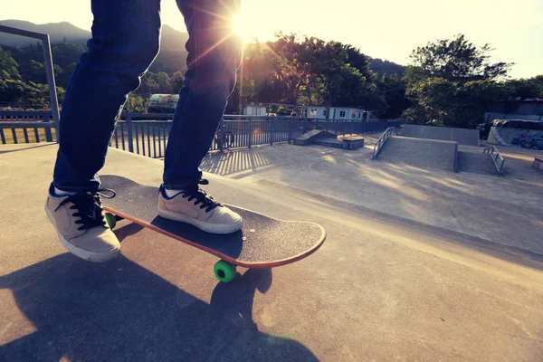 Skateboarder legs practicing outdoors — Stock Photo, Image