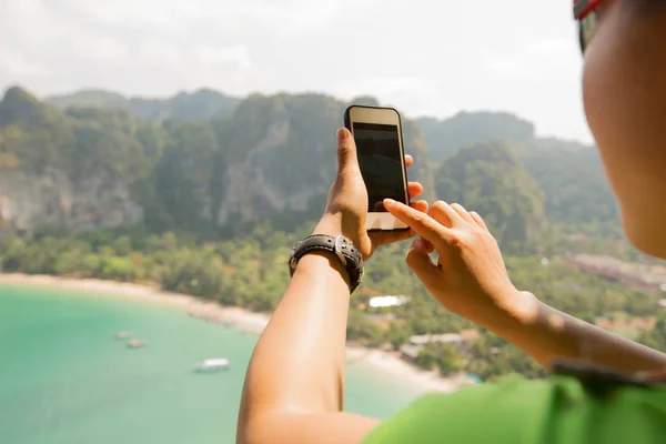 Händer som håller smartphone — Stockfoto