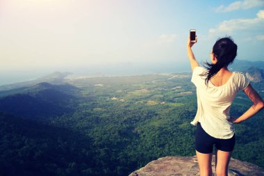 Genç Kadın Akıllı Telefon Kullan