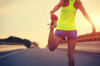 genç kadın atlet germe 