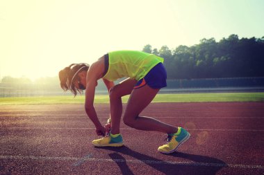 kadın atlet bağlama ayakkabı bağı 