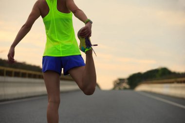 genç kadın atlet germe 