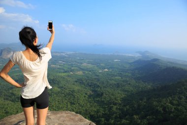 Genç Kadın Akıllı Telefon Kullan