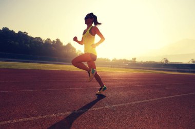 Stadyum üzerinde çalışan genç kadın  