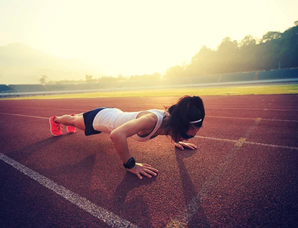 Femme pratiquant push ups — Photo