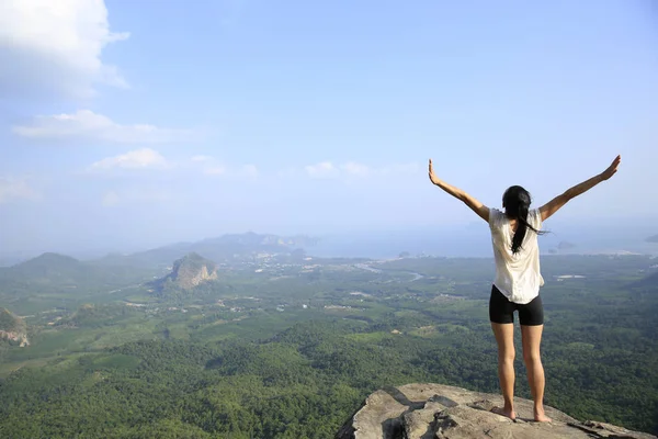 Young woman with open arms — Stock Photo, Image