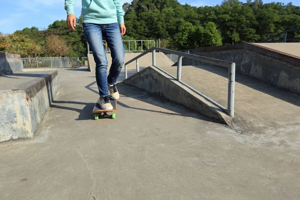 Pernas skate praticando ao ar livre — Fotografia de Stock