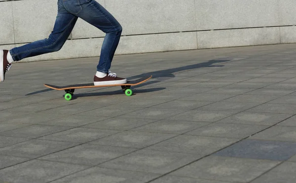 Jambes skateboarder pratiquant à l'extérieur — Photo