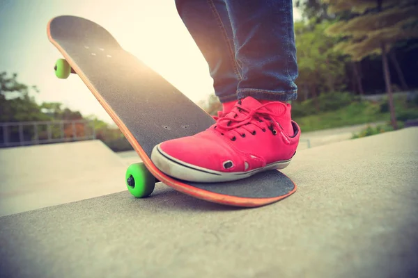 Jambes skateboarder pratiquant à l'extérieur — Photo