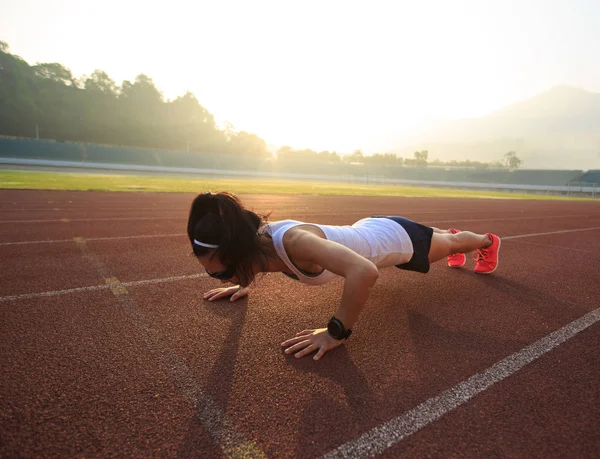 Femme pratiquant push ups — Photo