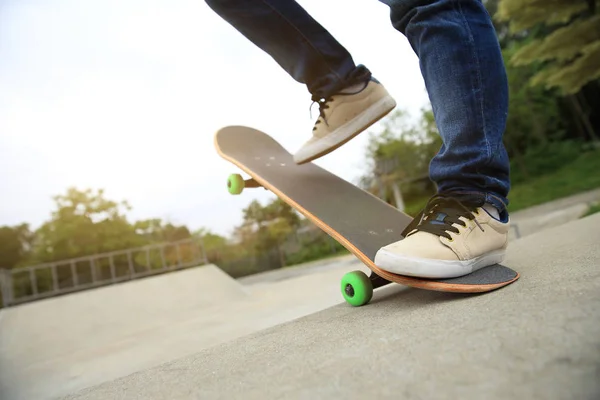 Skateboarder benen oefenen buitenshuis — Stockfoto