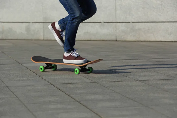 Gambe skateboarder praticare all'aperto — Foto Stock