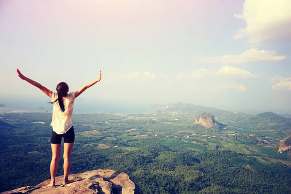 Young woman with open arms — Stock Photo, Image