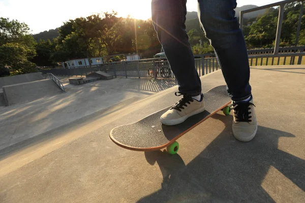 스케이트 보더 다리 야외 연습 — 스톡 사진