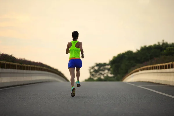 Jovem mulher fitness — Fotografia de Stock