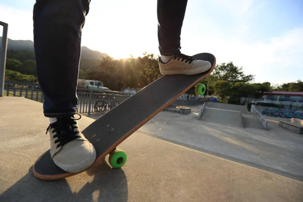 Skateboardista nohy cvičit venku — Stock fotografie