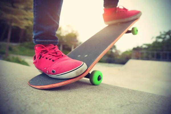 Gambe skateboarder praticare all'aperto — Foto Stock