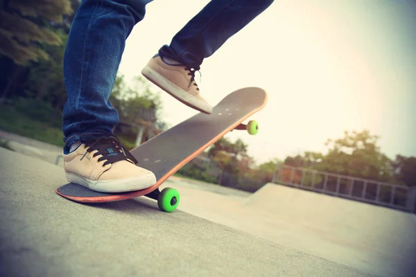 Gambe skateboarder praticare all'aperto — Foto Stock