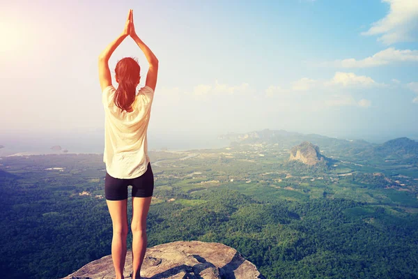 Wanita berlatih yoga di puncak gunung — Stok Foto