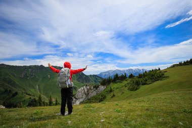 genç kadın kaldırdı elleriyle