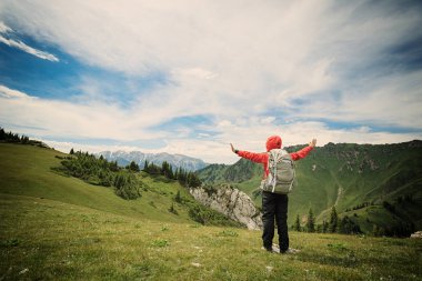 genç kadın kaldırdı elleriyle