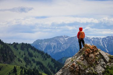 Sırt çantalı genç kadın. 