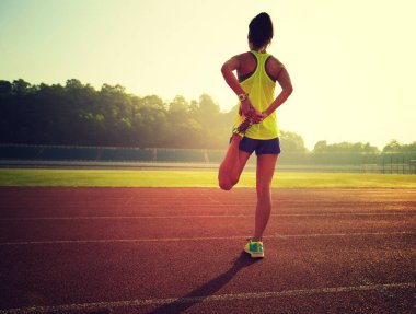 Genç kadın bacaklarını açıyor. 