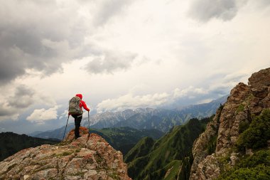 kadın dağ tepe cliff üzerinde
