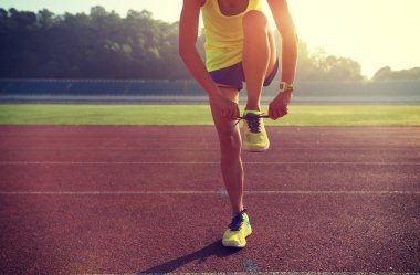 kadın atlet bağlama ayakkabı bağı 