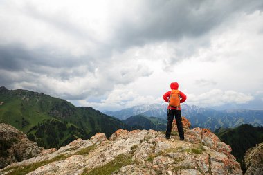 Sırt çantalı genç kadın. 