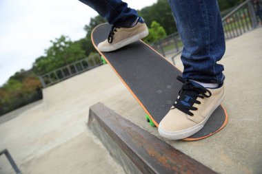 Kaykaycı bacaklar kaykay sürme 