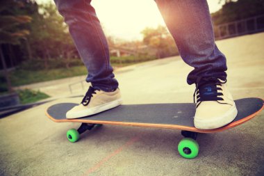 Kaykaycı bacaklar kaykay sürme 