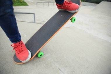 Kaykaycı bacaklar kaykay sürme 