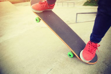 Kaykaycı bacaklar kaykay sürme 