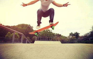 Genç kadın kaykaycı 