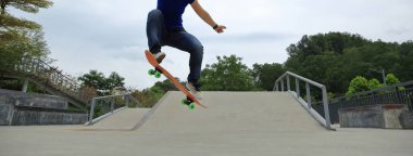 Genç kadın kaykaycı 