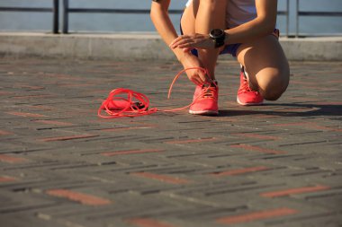  kadın bağlama ayakkabı bağı