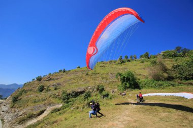  Yamaçparaşütü uçan başlamak için hazır insanlarla  