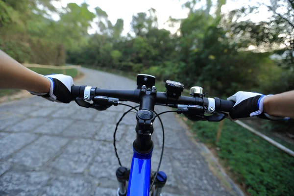 Montar bicicleta de montaña —  Fotos de Stock