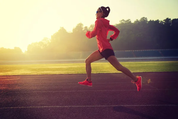 Young woman running on stadium — Stock Photo, Image